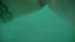 JEUX SEXUELS DANS UNE PISCINE / Fucks In the Swimming Pool .