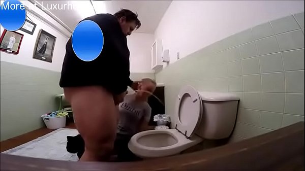 Gros mec piss sur une jeune