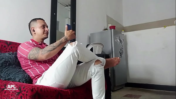 Estoy aburrido y cachondo porque mi mujer se fue de viaje, pero afortunadamente viene mi vecina a ayudarme a pasar el rato
