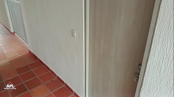 Cogiendome a la vecina en la casa de su marido, la muy cachonda se traga mi leche