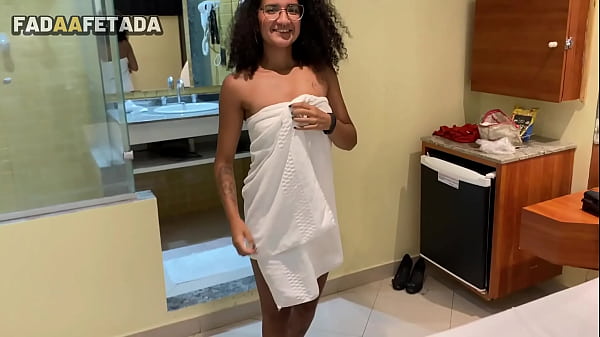PUTA TOMOU BANHO PRA LIMPAR A PORRA QUE TAVA DENTRO DA BUCETINHA DELA PARA O CORNO NÃO DESCONFIAR
